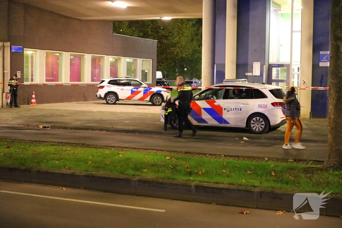 Steekpartij leidt tot gewonde en afzetting van de locatie