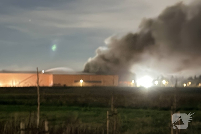 Brand in bedrijfspand leidt tot grote brandweeractie