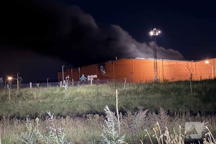 Brand in bedrijfspand leidt tot grote brandweeractie