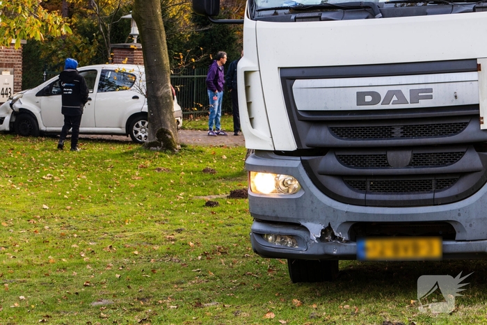 Vrachtwagen zorgt voor ongeval met personenauto