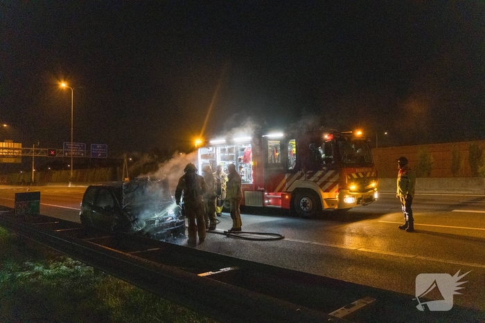 Brandweer blust voertuigbrand