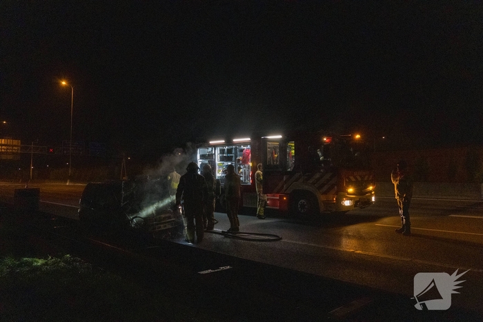 Brandweer blust voertuigbrand