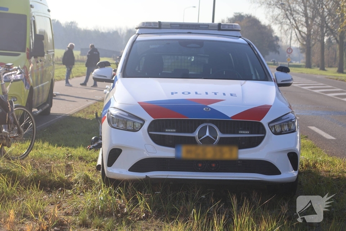 Persoon valt van scootmobiel en belandt in sloot