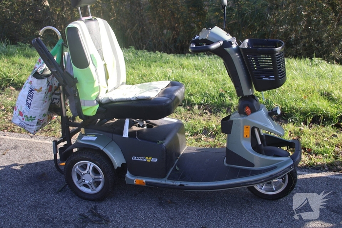 Persoon valt van scootmobiel en belandt in sloot