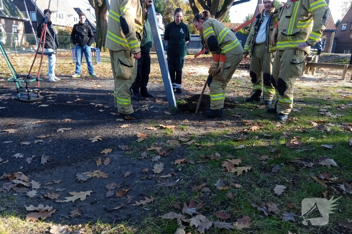Vogel vast in speeltoestel, hulpdiensten ingezet