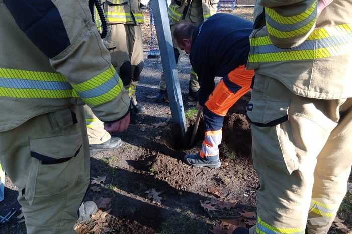 Vogel vast in speeltoestel, hulpdiensten ingezet