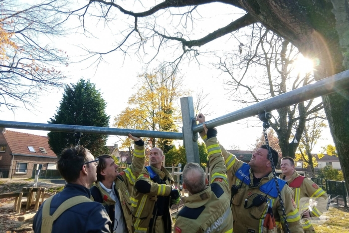 Vogel vast in speeltoestel, hulpdiensten ingezet