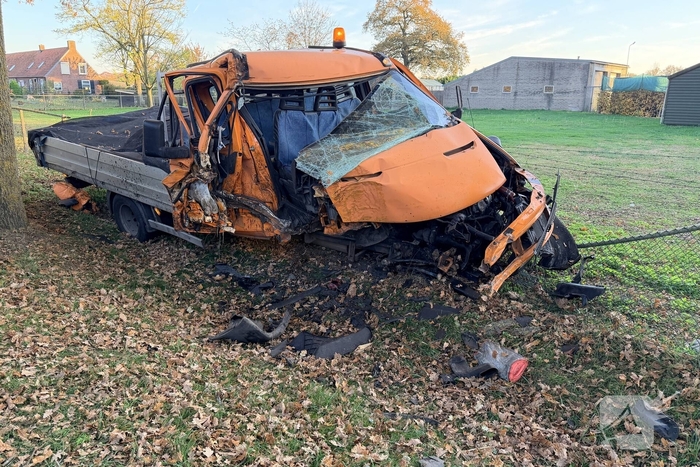 Werkbus botst op bomen en belandt in weiland