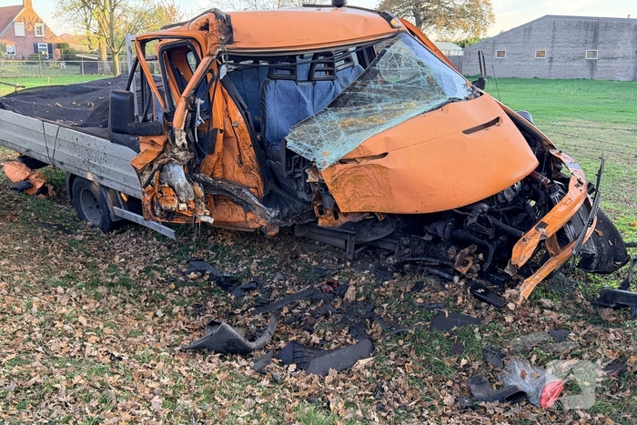 Werkbus botst op bomen en belandt in weiland