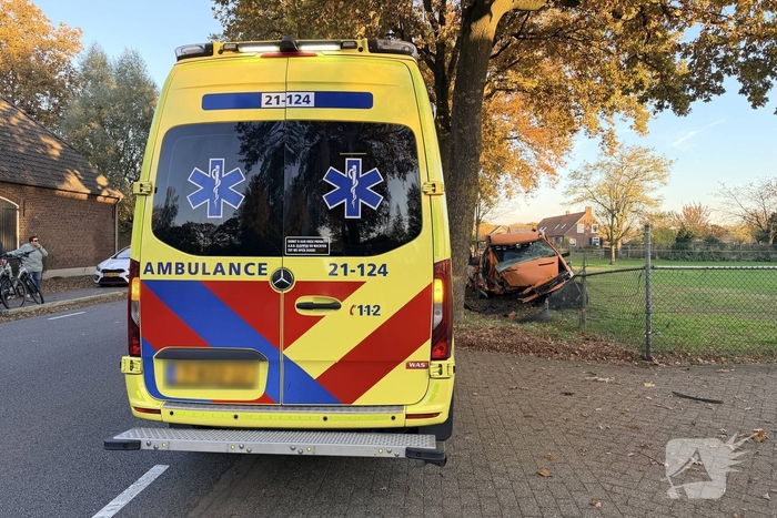 Werkbus botst op bomen en belandt in weiland