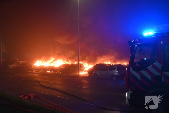 Voertuigen en pand in lichterlaaie