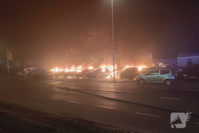 Voertuigen en pand in lichterlaaie