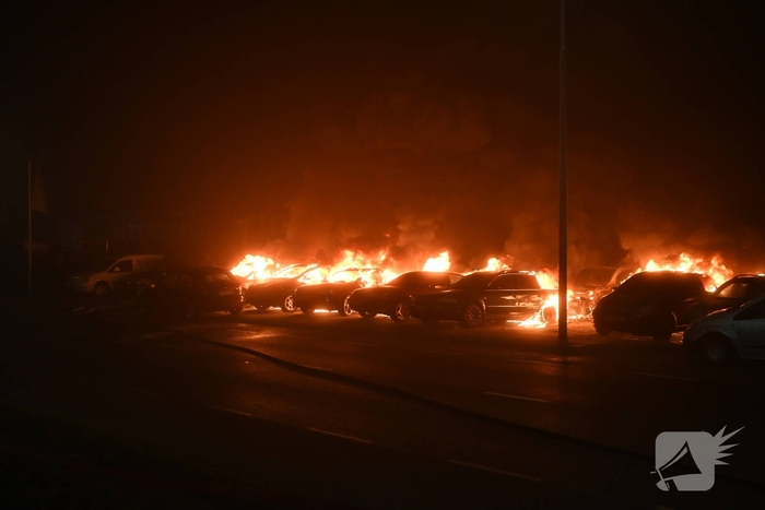 Voertuigen en pand in lichterlaaie