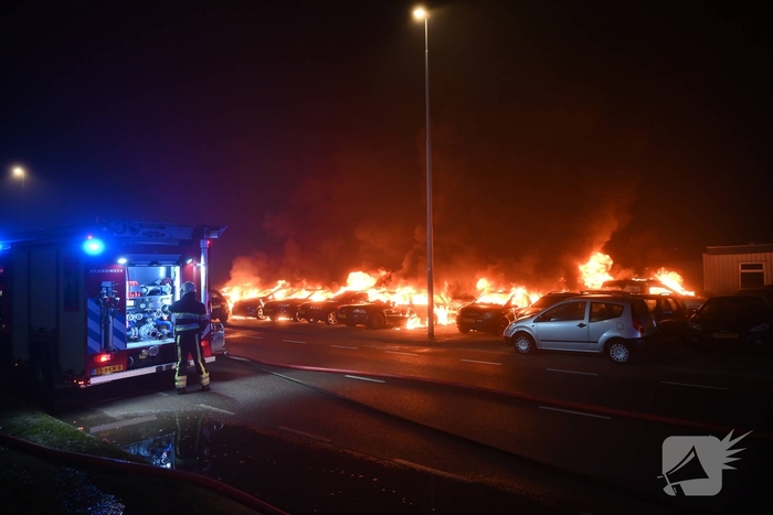 Voertuigen en pand in lichterlaaie