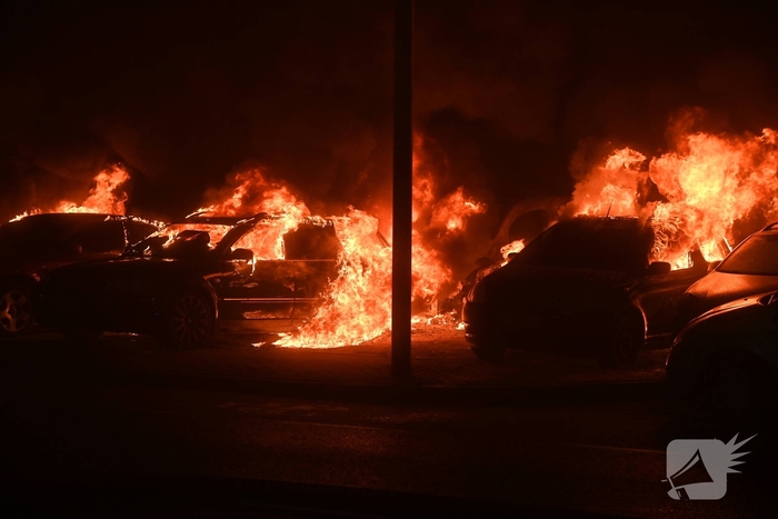 Voertuigen en pand in lichterlaaie