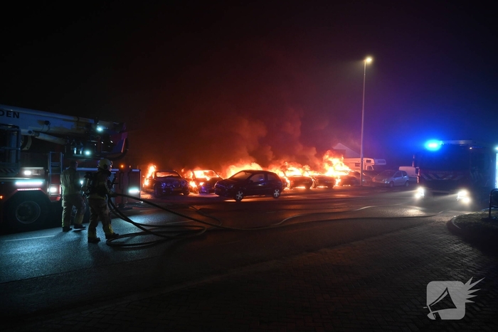 Voertuigen en pand in lichterlaaie