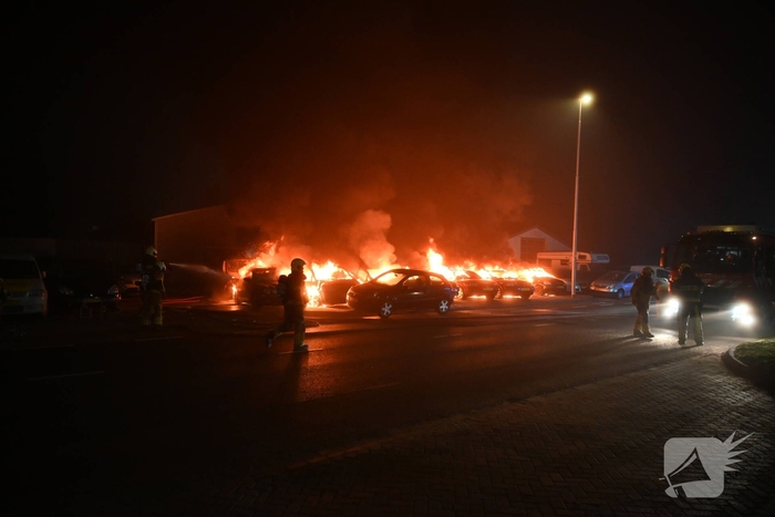 Voertuigen en pand in lichterlaaie