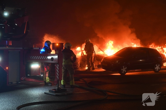 Voertuigen en pand in lichterlaaie