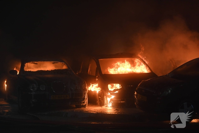 Voertuigen en pand in lichterlaaie