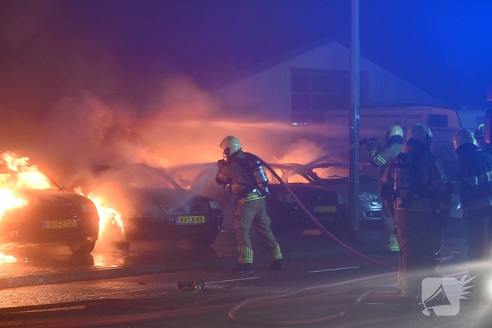 Voertuigen en pand in lichterlaaie