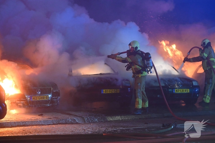 Voertuigen en pand in lichterlaaie