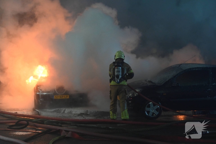 Voertuigen en pand in lichterlaaie