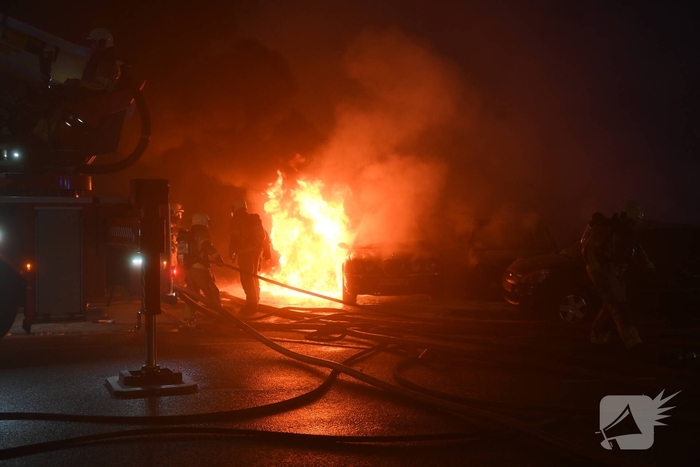 Voertuigen en pand in lichterlaaie