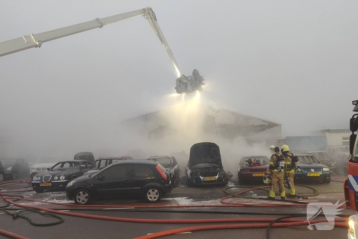 Voertuigen en pand in lichterlaaie