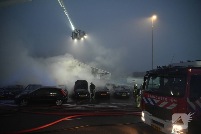 Voertuigen en pand in lichterlaaie