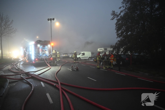 Voertuigen en pand in lichterlaaie
