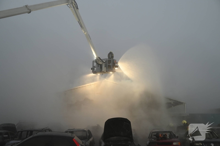 Voertuigen en pand in lichterlaaie
