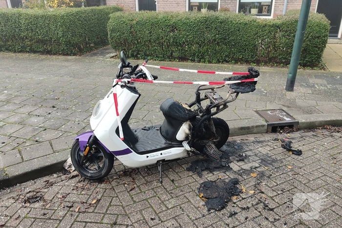 Scooter deels uitgebrand