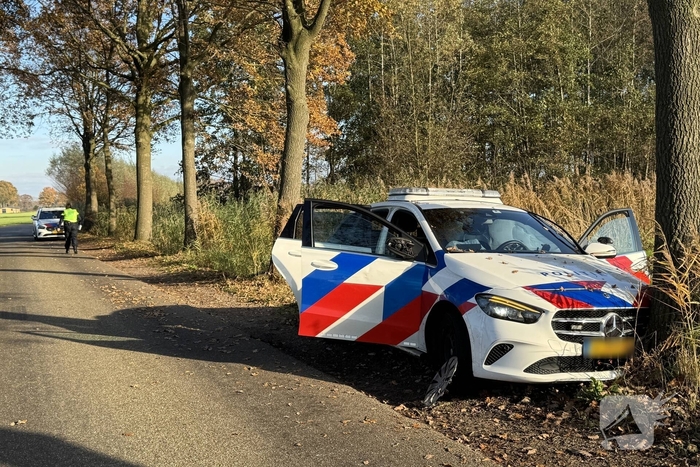 Voertuig ramt politieauto van de weg tijdens achtervolging