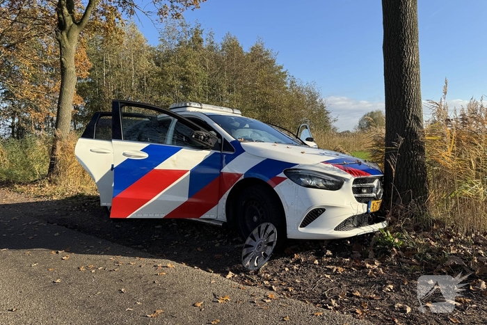 Voertuig ramt politieauto van de weg tijdens achtervolging