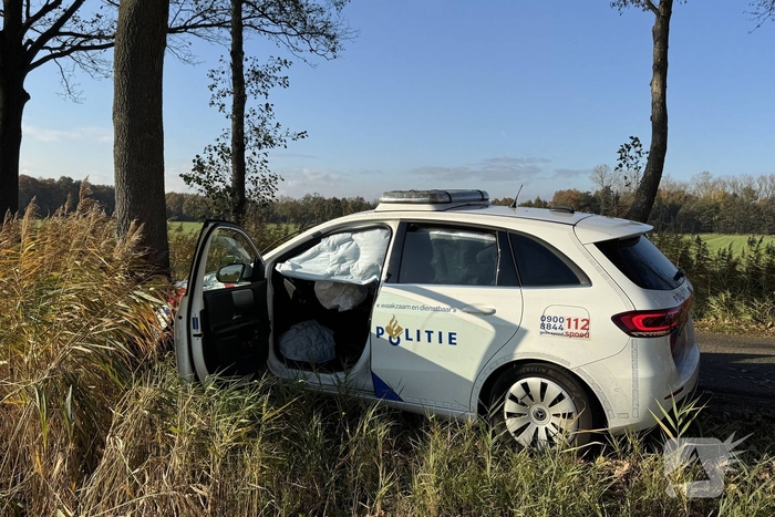 Voertuig ramt politieauto van de weg tijdens achtervolging