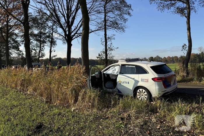 Voertuig ramt politieauto van de weg tijdens achtervolging