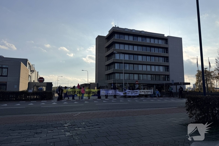 Demonstranten blokkeren toegang tot bedrijf