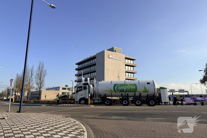 Demonstranten blokkeren toegang tot bedrijf