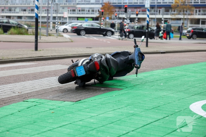 Lesauto geraakt door slingerende scooter, twee aanhoudingen