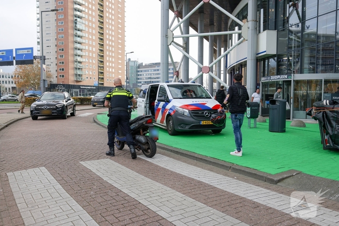 Lesauto geraakt door slingerende scooter, twee aanhoudingen