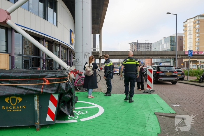 Lesauto geraakt door slingerende scooter, twee aanhoudingen