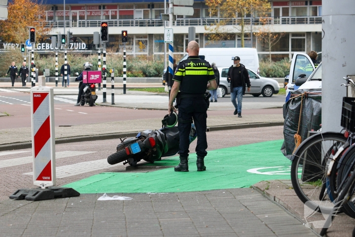 Lesauto geraakt door slingerende scooter, twee aanhoudingen