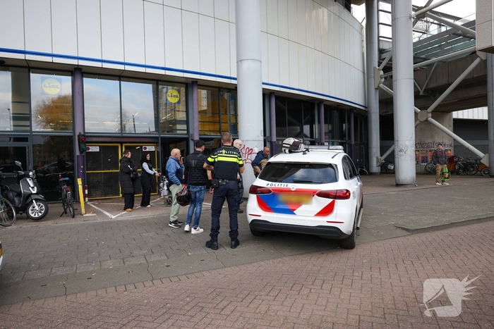 Lesauto geraakt door slingerende scooter, twee aanhoudingen