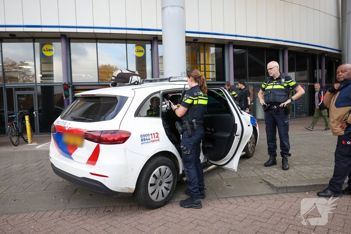 Lesauto geraakt door slingerende scooter, twee aanhoudingen
