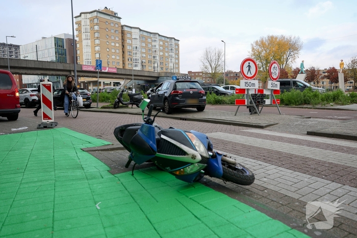 Lesauto geraakt door slingerende scooter, twee aanhoudingen