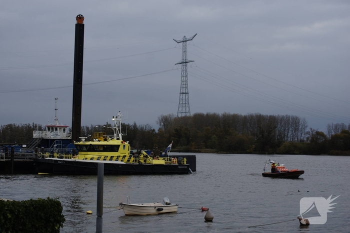 Boot slaat om op rivier, hulpdiensten groots opgeroepen