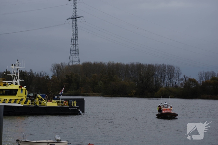 Boot slaat om op rivier, hulpdiensten groots opgeroepen