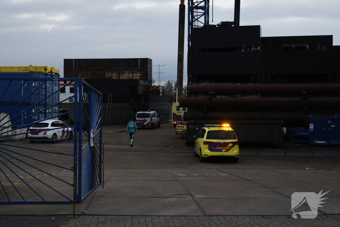 Boot slaat om op rivier, hulpdiensten groots opgeroepen