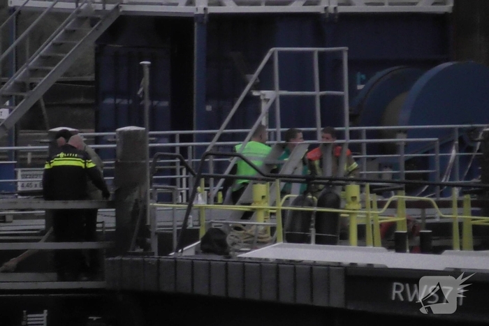 Boot slaat om op rivier, hulpdiensten groots opgeroepen