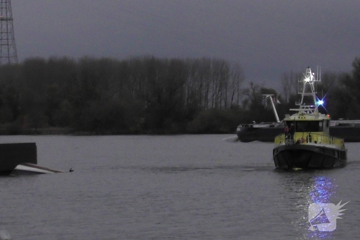 Boot slaat om op rivier, hulpdiensten groots opgeroepen